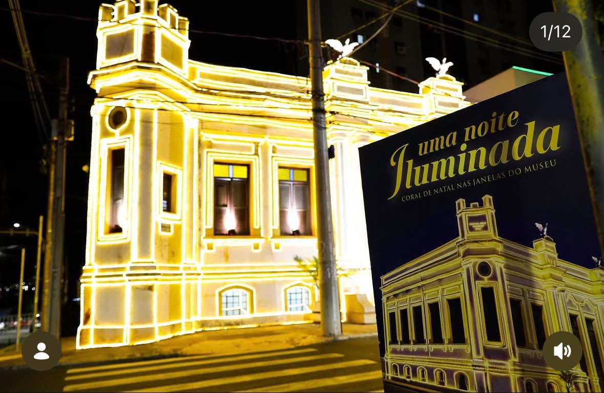 Natal Iluminado em Barretos — coral de Natal nas janelas do museu histórico